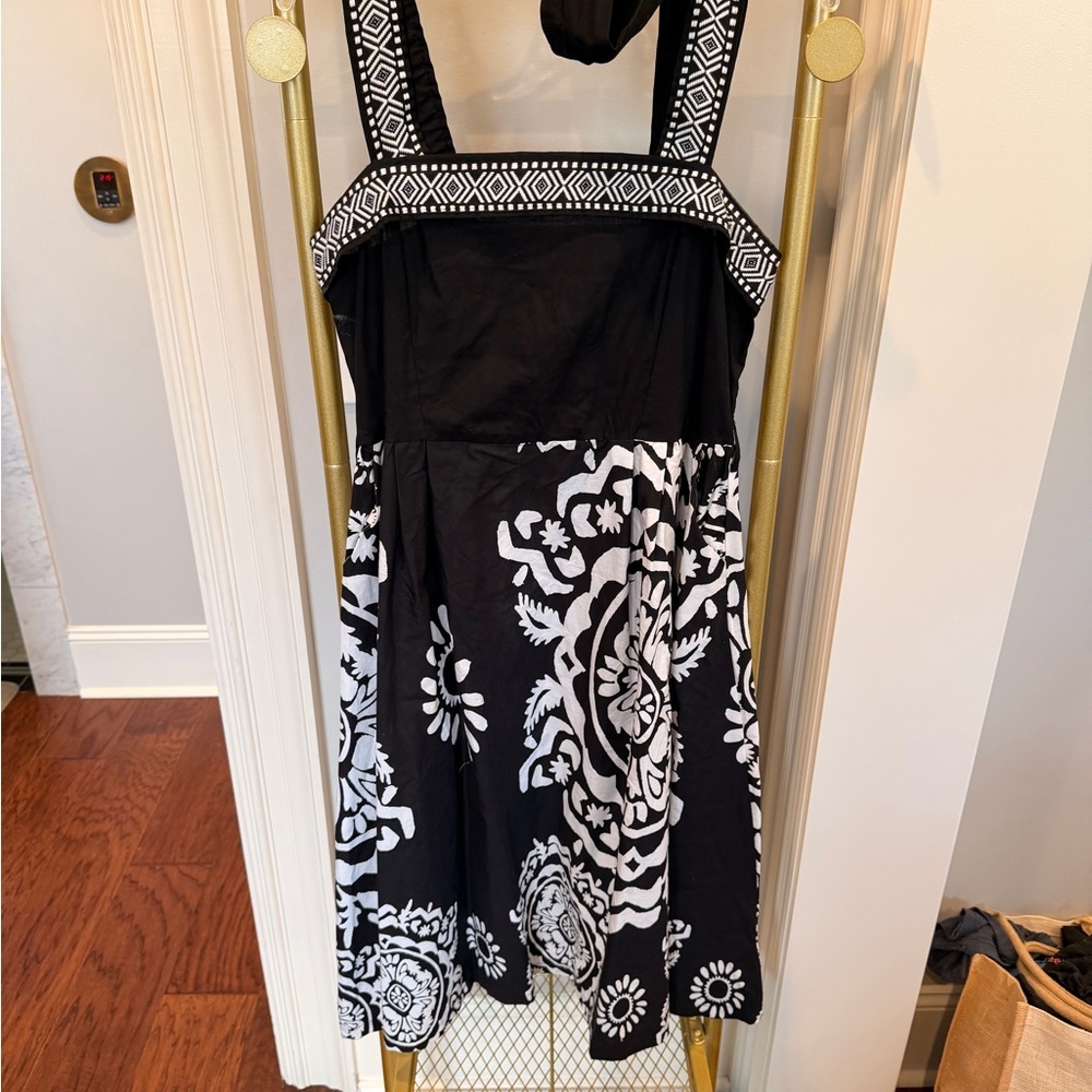Kaktus Black and White Medallion Print Dress